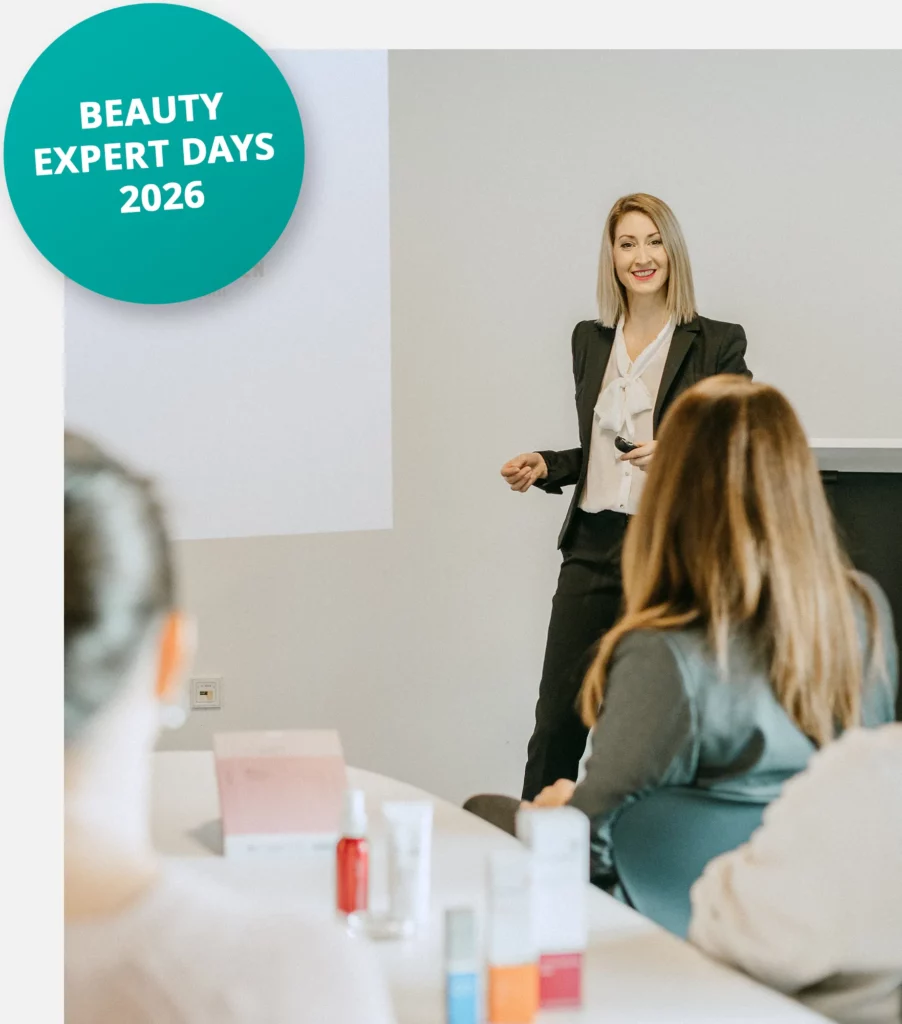 Seminar bei den Beauty Expert Days 2026: Eine Referentin im Business-Outfit steht vorne im Schulungsraum und spricht zu Teilnehmerinnen, auf den Tischen liegen Kosmetikprodukte.